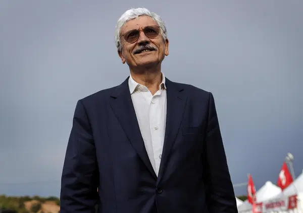 Adda ven&igrave;&nbsp;baffino! D&rsquo;Alema a Pechino, tra dittatori e parate militari, &egrave; lo specchio della sinistra: "Spero in un messaggio di pace". Il suo esempio? Dal Kosovo bombardato alla mediazione sulle armi...