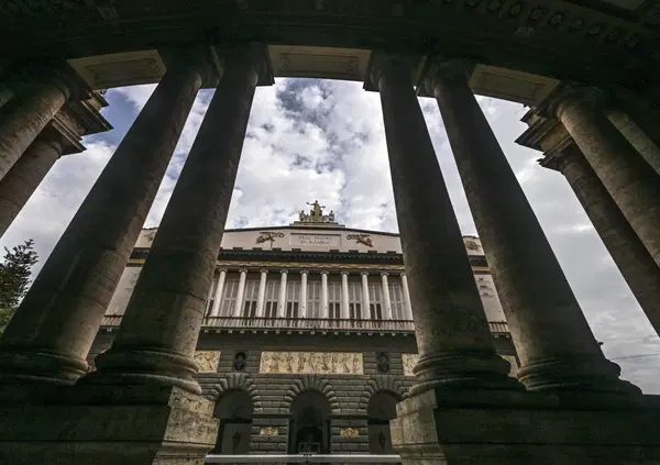 Inchiesta San Carlo, ma quant&rsquo;&egrave; fortunata Viviana Jandoli? Perde due concorsi ma viene assunta comunque dalla Fondazione. C&rsquo;entrano 80 mila euro di donazioni fatte al Teatro? 