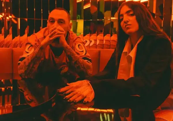 Abbiamo ascoltato Milano Baby, la nuova canzone di Fabri Fibra con Joan Thiele, ma com'&egrave;? Non &egrave; la hit perfetta, ma non ne usciremo vivi