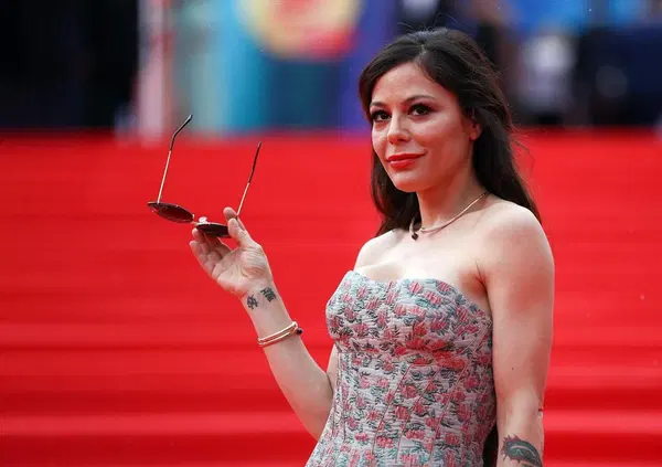 &ldquo;L&rsquo;Italia dovrebbe imparare dai russi!&rdquo;. Naike Rivelli, intervistata dal quotidiano Izvestija, chiede ufficialmente la cittadinanza a Mosca