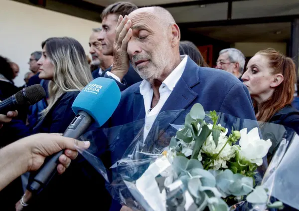 Siamo stati ai funerali di Emilio Fede a Milano, tra politici, vip e poco (troppo poco) trash per il re dei giornalisti mondani: e dove sono tutti i Berlusconi?