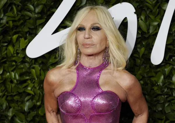 Mentre tutti piangono Giorgio Armani, perch&eacute; Versace &egrave; criticata per i look alla Mostra del cinema di Venezia? Il Daily Mail attacca: "Sciatti..."
