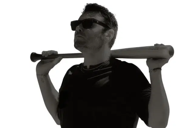 Abbiamo ascoltato Cuore rotto, nuova canzone di Tiziano Ferro, ma com'&egrave;? Una rinascita dopo un crollo, dove serve rompere tutto per trovare verit&agrave;. E anche musicalmente spacca