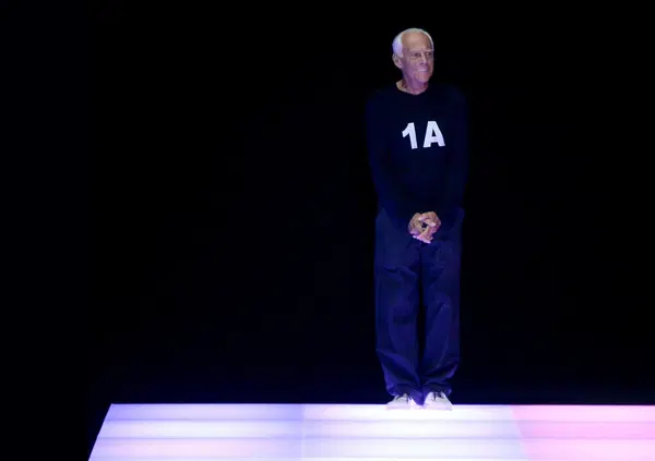 Giorgio Armani non era solo uno stilista, ma un filosofo: tra pragmatismo lombardo, la competizione con Valentino, Heidegger e un&rsquo;altra Milano, quella sobria, vera, di tutti noi