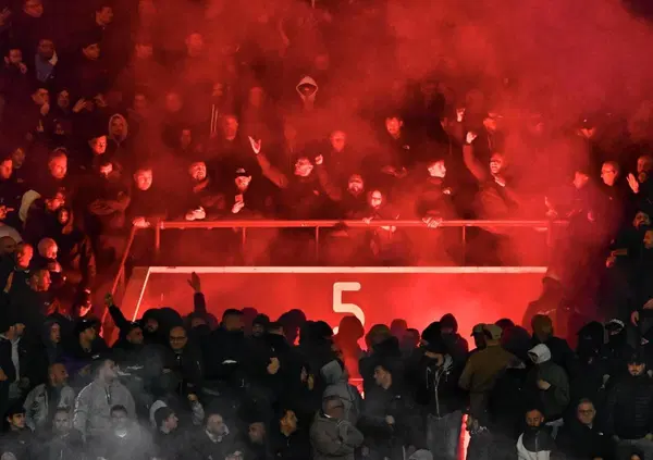 &ldquo;Siete la vergogna del mondo ultras&rdquo;: la curva del Napoli espone uno striscione contro la Nord e la Sud di San Siro. &ldquo;Nessuna solidariet&agrave; per le blacklist e la repressione&rdquo;. Ma perch&eacute; questo attacco?