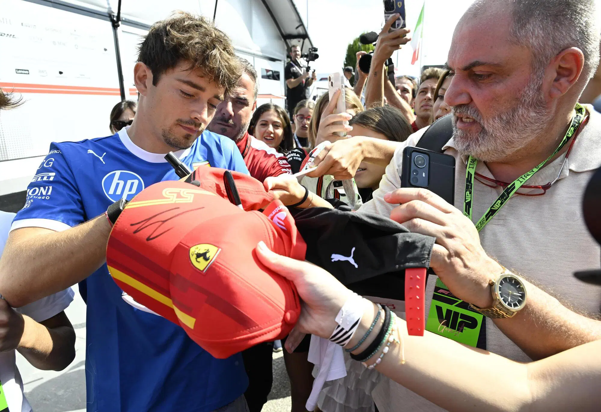 Charles Leclerc assalito dai fans a Monza durante l'ingresso in autodromo