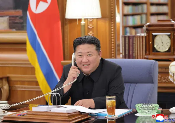 Comunisti col Rolex? No, ma quasi: l'orologio di Kim Jong Un &egrave; un Iwc Schaffausen. Ma cosa c'entra Berlusconi a Portofino?