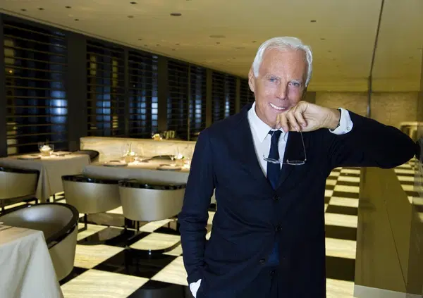 Siamo stati alla camera ardente del Re Sole Giorgio Armani: pianti da Corea del nord, gente vestita male e security con mutande Armani