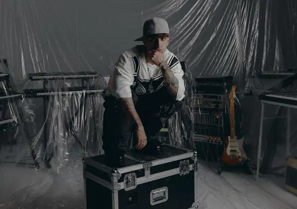 Sick Luke dalla Dark Polo Gang a Dopamina, il suo nuovo album, ma com&rsquo;&egrave;? La paternit&agrave; &egrave; il concept di tutto: &ldquo;La musica? Adesso ho un motivo per farla&rdquo;. E su Clams Casino&hellip;