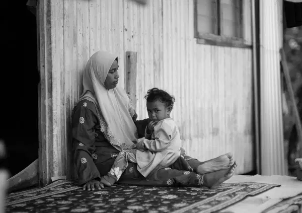 Donna con il burqa su un cartello stradale a Jesi: Fratelli d&rsquo;Italia urla all&rsquo;islamizzazione. &Egrave; l&rsquo;ennesimo tentativo di trasformare tutto in minaccia?