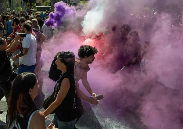 Siamo stati dentro al Pirellino occupato durante la manifestazione di Milano per il Leoncavallo e vi raccontiamo com&rsquo;&egrave; andata  