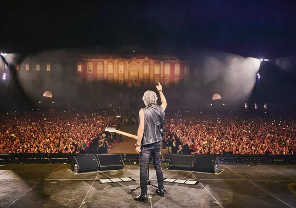 Siamo andati al concerto di Luciano Ligabue alla Reggia di Caserta, ma com'&egrave; stato? Una festa assurda con fan scatenati, messaggi di pace e "certe notti" che spaccano