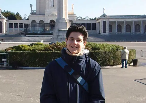 Ok, ma perch&eacute; Carlo Acutis e Pier Giorgio Frassati sono santi? Ecco chi sono i ragazzi canonizzati da Papa Leone XIV