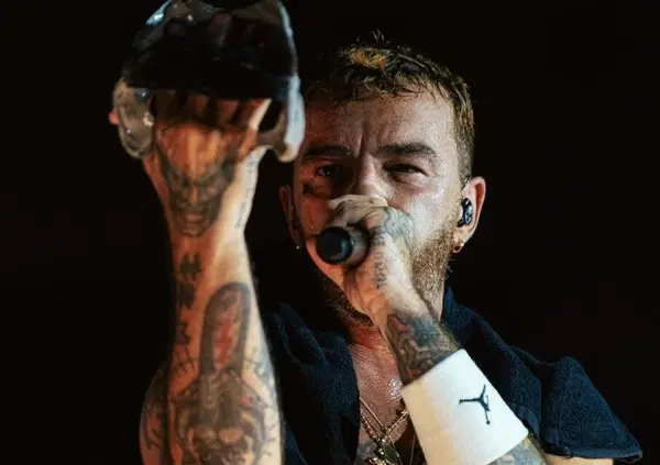 Al Lebonski Park di Salmo non c&rsquo;&egrave; niente di regolare: siamo stati al concerto del rapper. Cavalli e tori meccanici, cerchi d&rsquo;amore e l&rsquo;anteprima di Flashback: ecco com&rsquo;&egrave; andata