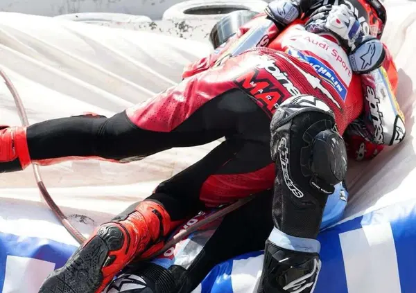 Cos&igrave; tenero che si taglia con un Gresini! Marc Marquez s&rsquo;arrende al fratello Alex nella domenica di Barcellona. Enea Bastianini terzo e Pecco Bagnaia settimo da ventunesimo