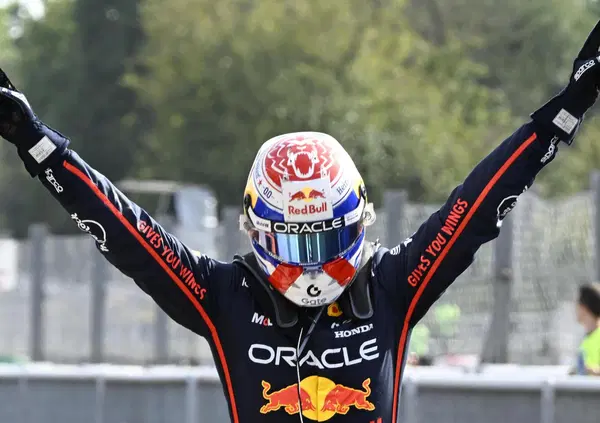 Max Verstappen &egrave; il re di Monza con la McLaren che sbaglia ai box ed &egrave; subito polemica. La Ferrari ci prova, ma&hellip;