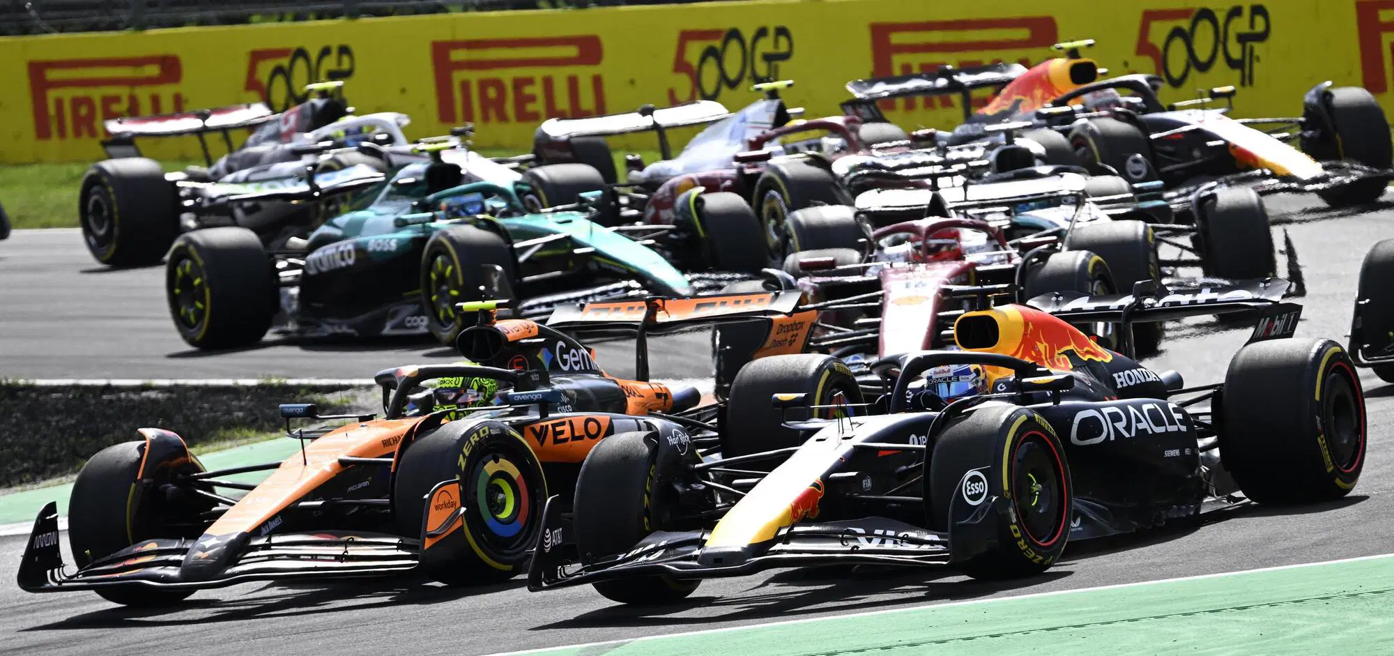 La lotta tra Max Verstappen e Lando Norris alla prima curva del Gran Premio d'Italia