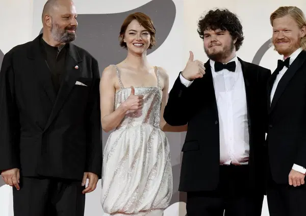 Steve Della Casa dalla Mostra di Venezia: &ldquo;Ecco come i classici possono fare bene all&rsquo;industria del cinema&rdquo;. E su Bugonia e la politica nei film&hellip;