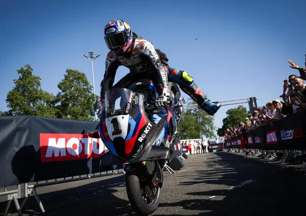 Toprak Razgatlioglu fuma in faccia ai ricordi e fa tripletta a Magny Cours. Per Nicol&ograve; Bulega e Ducati &egrave; &ldquo;febbre a 39&rdquo;