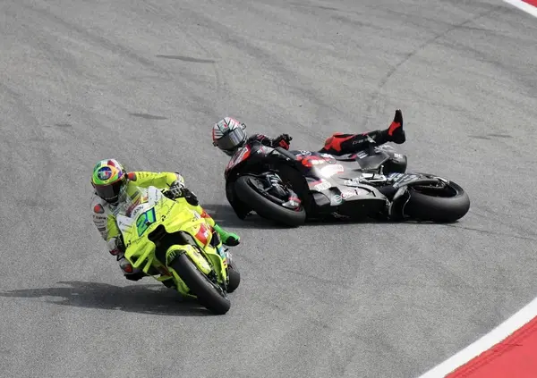 Cos&igrave; simili, cos&igrave; diversi: Bezzecchi, Morbidelli e la storia di una Barcellona nera che da una parte lascia un sorriso, dall&rsquo;altra fa scattare l&rsquo;allarme