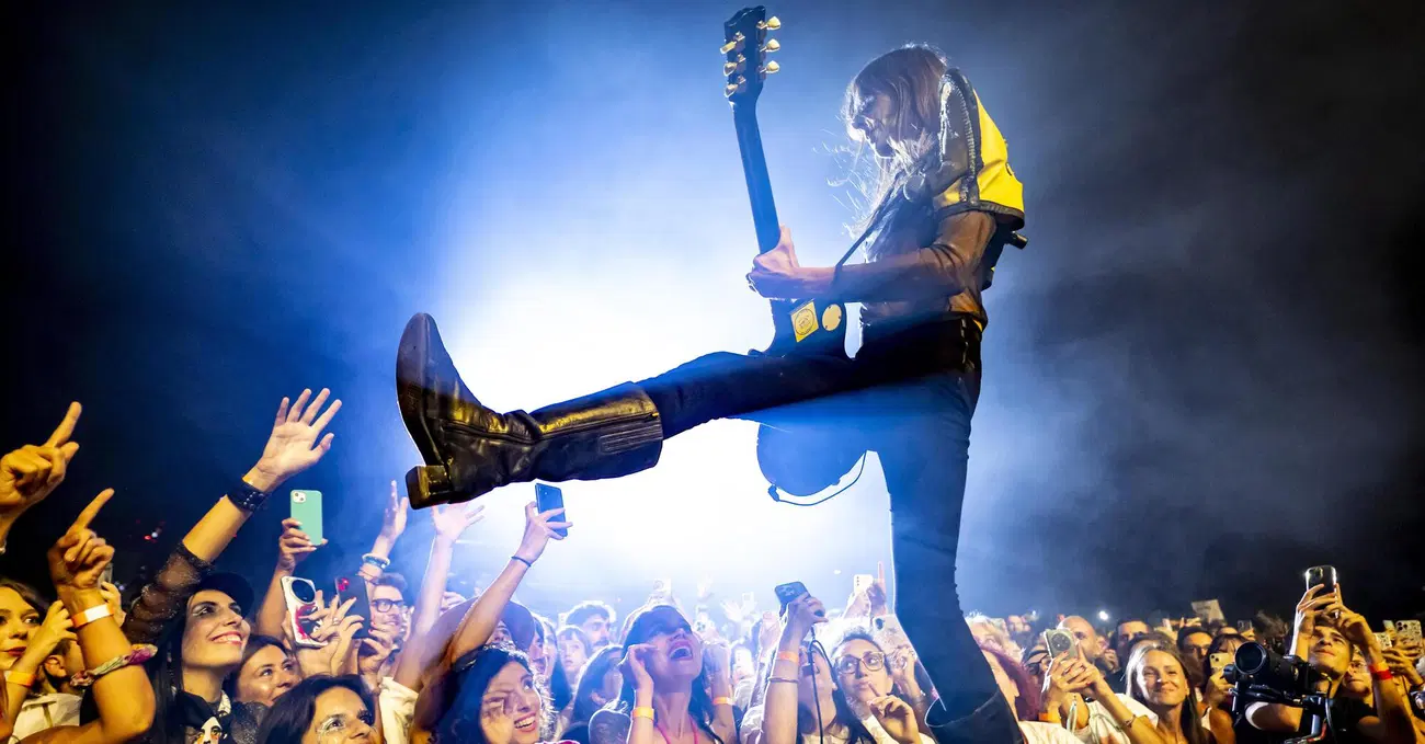 Siamo stati al concerto di Lucio Corsi, all'Ippodromo di Milano, ma com'&egrave; stato? L'eccezione che conferma la regola: la buona musica spazza via quella cattiva. E rilancia col tour europeo e nei palazzetti...