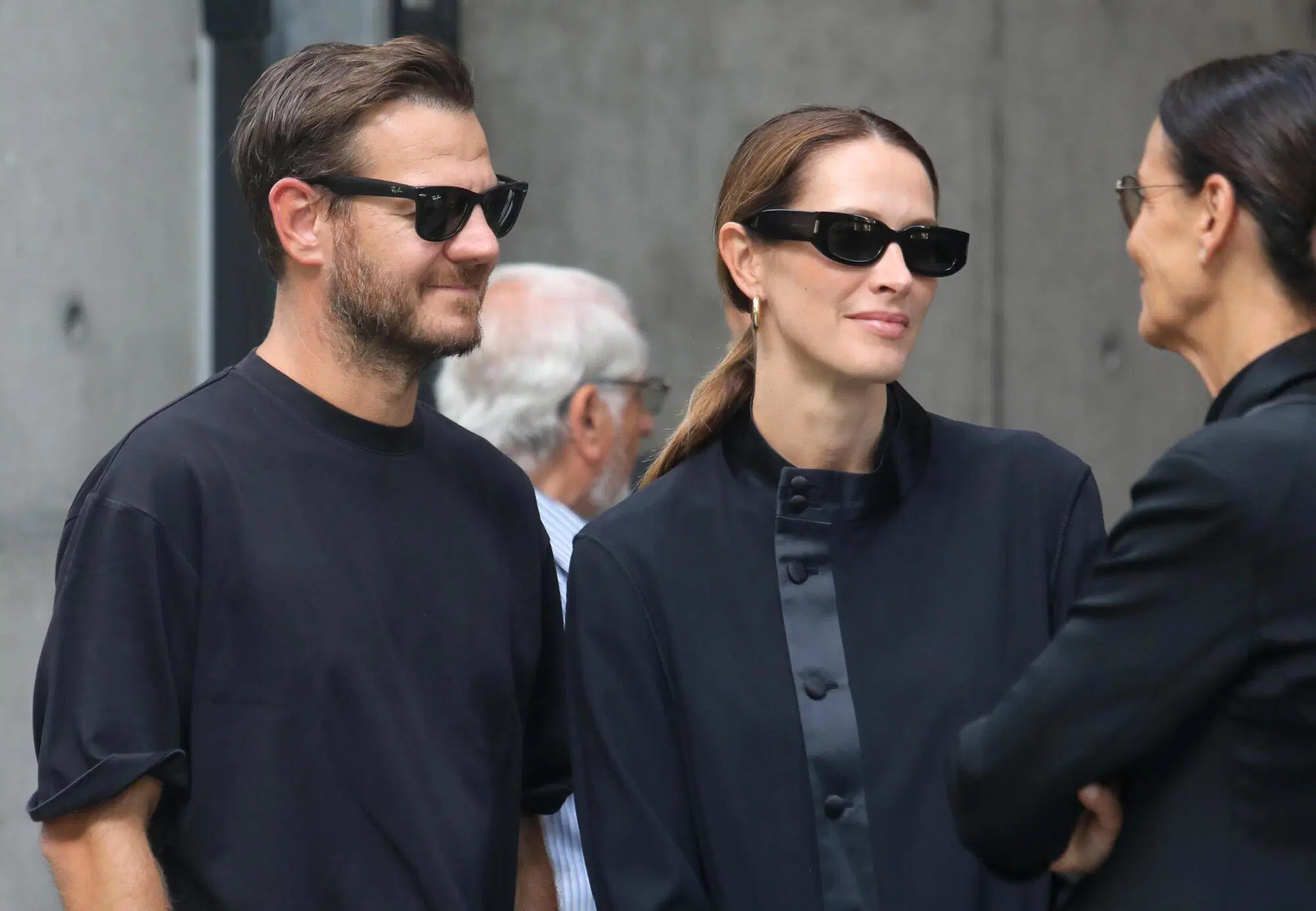 Cattelan e moglie alla camera ardente di Armani