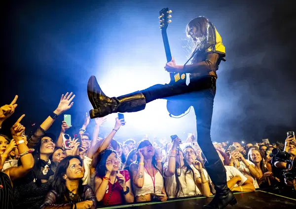 Siamo stati al concerto di Lucio Corsi, all'Ippodromo di Milano, ma com'&egrave; stato? L'eccezione che conferma la regola: la buona musica spazza via quella cattiva. E rilancia col tour europeo e nei palazzetti...