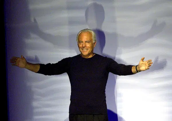 Dopo Acutis e Frassati canonizziamo anche Giorgio Armani? Travaglio spara: &ldquo;Manca solo il miracolo&rdquo;. Le foto col morto e i &ldquo;Santo subito&rdquo; hanno rotto il caz*o?