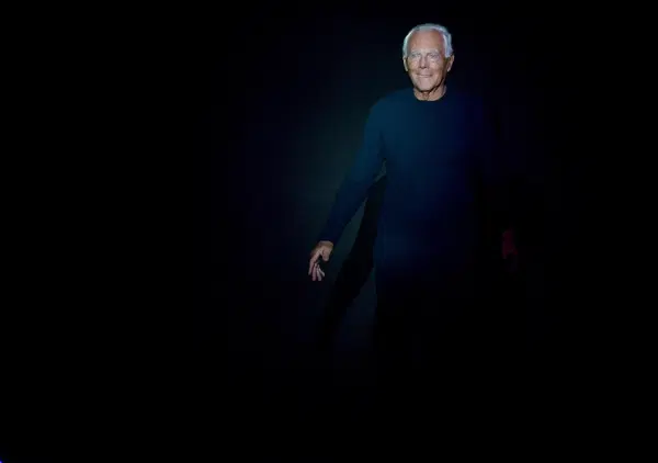 Sapete che Giorgio Armani aveva anche dei difetti? Dietro le passerelle c'era lo sfruttamento del lavoro! Vi raccontiamo la verit&agrave; oltre il mito (ma non un intellettuale)