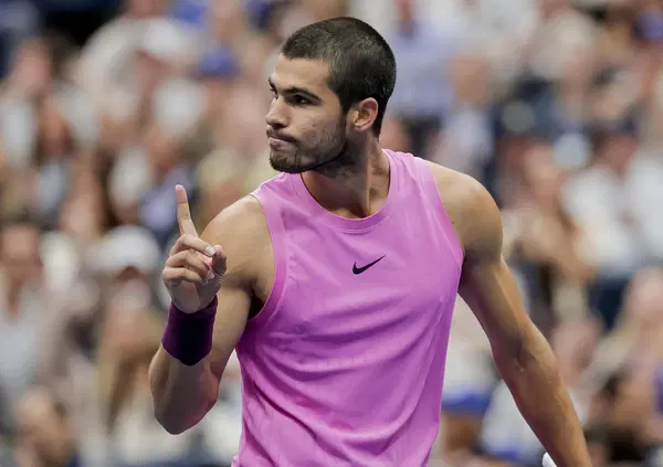 Ma quanto &egrave; bono Alcaraz? La bellezza imperfetta di Carlos: quando il doping del fascino non segue le regole dei social e della moda