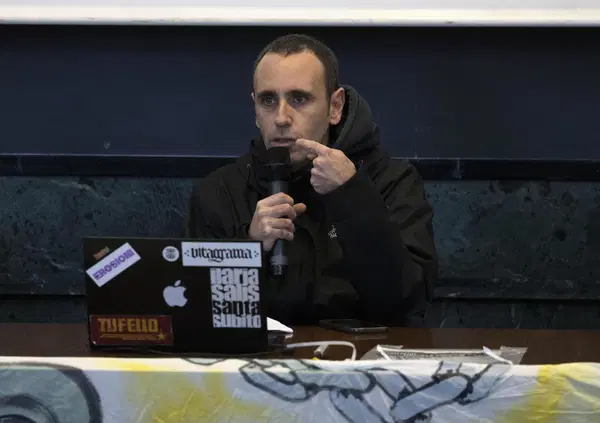 Zerocalcare traumatizzato a vita e il razzismo per il tonno in scatola: &ldquo;Non mangio niente che abita in acqua o che mangia cose che abitano in acqua&rdquo;. L&rsquo;anatra da stagno? Un mozzico solo se &egrave; di collina&hellip;