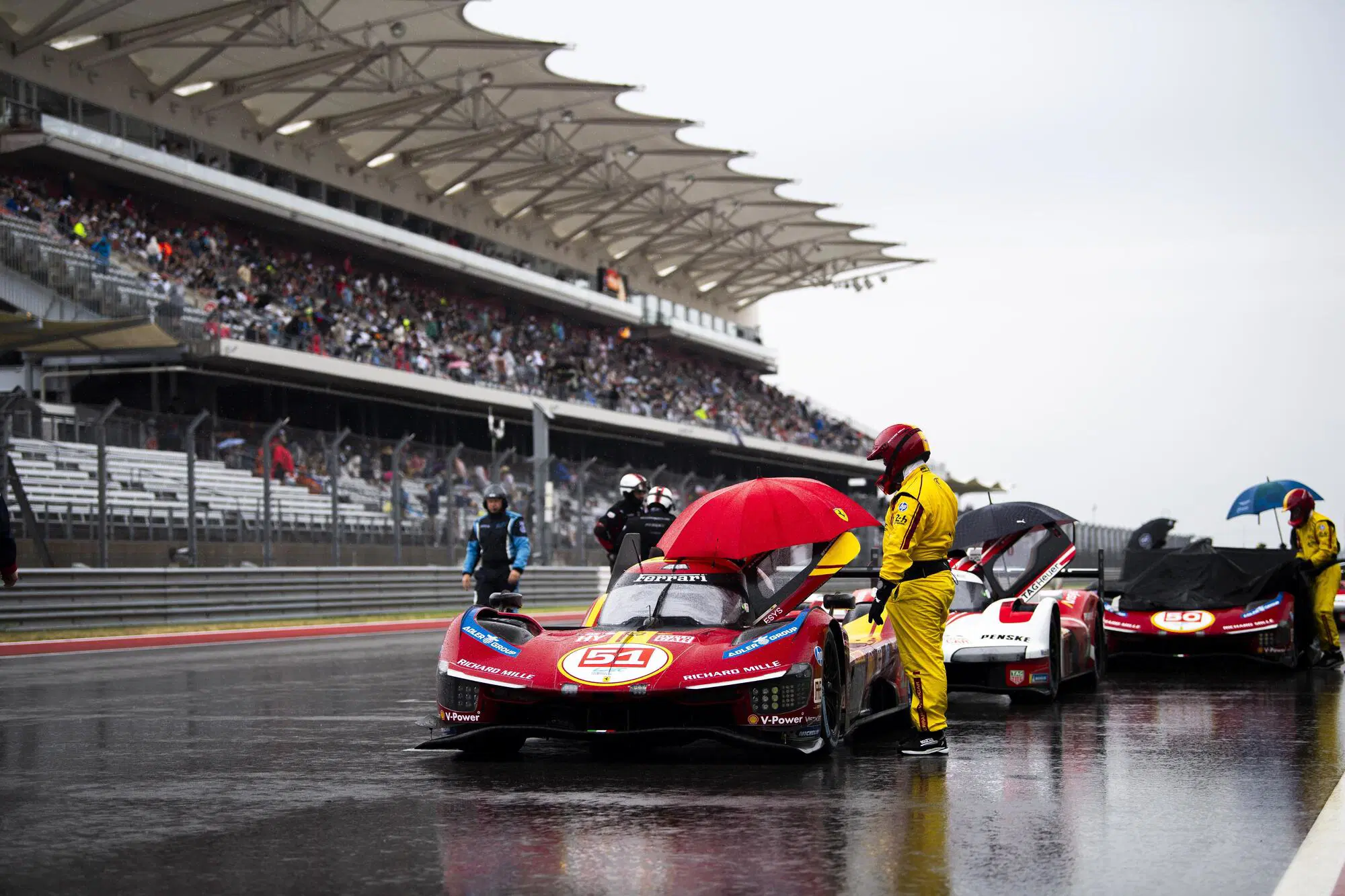 La griglia del WEC in pausa durante la bandiera rossa alla Lone Star Le Mans