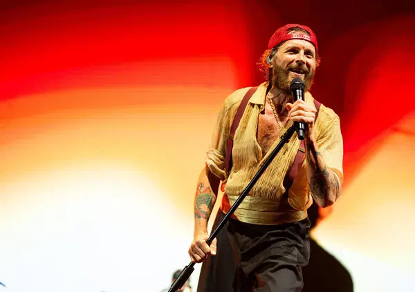Abbiamo visto PalaJova, il concerto di Jovanotti su RaiPlay, ma com'&egrave;? Il miglior regalo ai fan, tra musica e Amazzonia...
