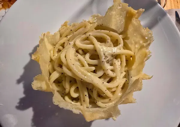La pasta cacio e pepe CON IL BURRO? Ecco come gli inglesi hanno fatto incazza*e i ristoratori italiani! La ricetta su Good Food che ha scatenato l&rsquo;incidente istituzionale. E il parmigiano&hellip;