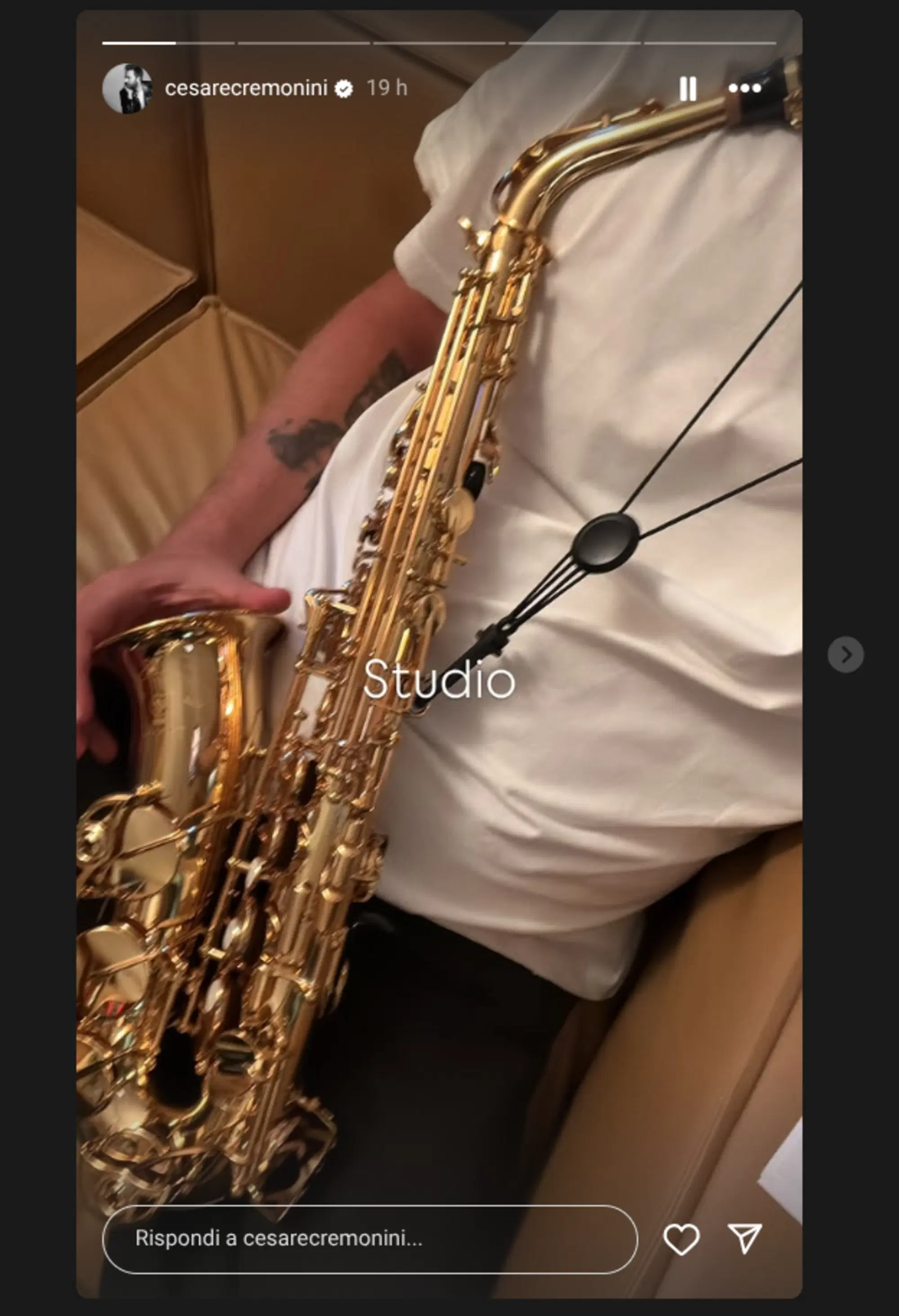 Cesare Cremonini mentre prende lezioni di sassofono