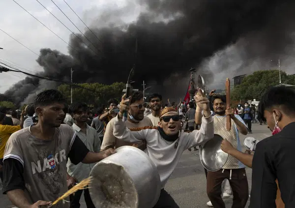 &Egrave; la prima rivoluzione social? In Nepal i giovani protestano per la chiusura di Instagram e Facebook. Il Parlamento in fiamme e i morti: quello che sappiamo
