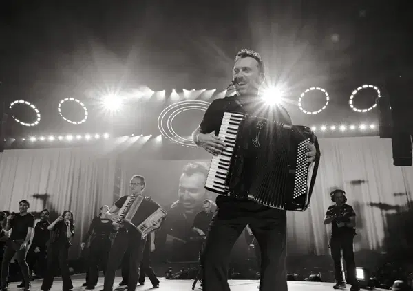 La lezione di Cesare Cremonini per non diventare schiavi dell'AI? Continuare a studiare! E impara a suonare il sassofono (dopo la fisarmonica)