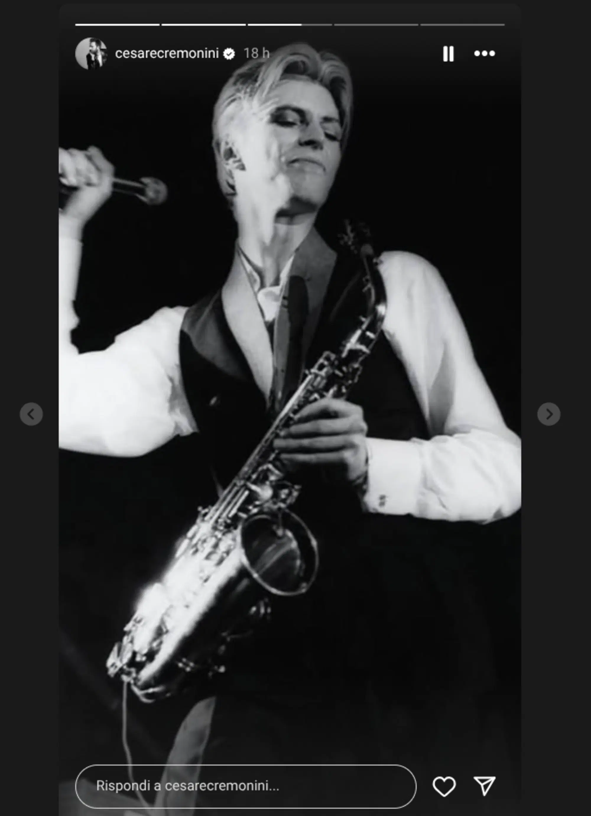 David Bowie mentre suona il sassofono (condiviso da Cesare Cremonini)