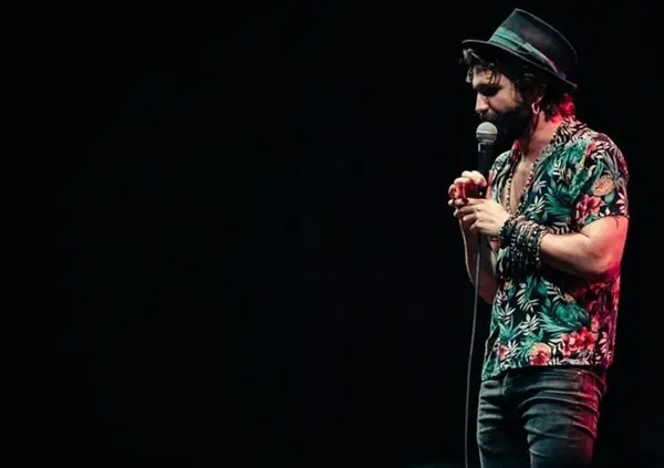 Sono qui per Caos, ma Barbascura X non c'&egrave;? Rivolta dei "pirati" a Ostia Antica per lo spettacolo fantasma: biglietti venduti, artista ignaro, siti doppi, pubblicit&agrave; e smentite social. &Egrave; una truffa?