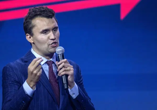 Stati disuniti: ucciso Charlie Kirk (mentre parlava di violenza), ma chi era questo &ldquo;alleato di Trump&rdquo;? E che c&rsquo;entra la rifugiata ucraina Iryna Zarutska? Benvenuti nell&rsquo;America degli omicidi. La risposta? Preghiera e retorica