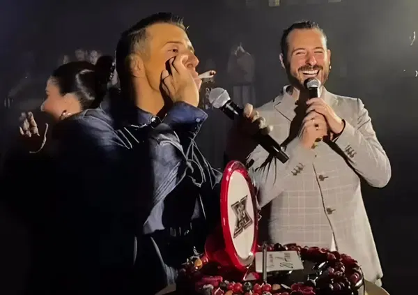 X Factor, ma Francesco Gabbani si fumava una canna? Ecco cosa ha fatto durante il party Sky di fianco a un imbarazzato Iginio Massari [VIDEO]