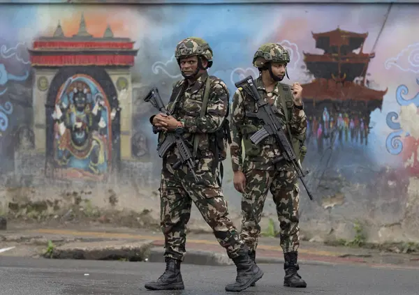 Il mondo in fiamme! Sono tornate le rivoluzioni colorate? Dal Nepal all'Indonesia, dal Giappone alla Thailandia: perch&eacute; cadono solo i governi anti Usa (e pro Cina)? 