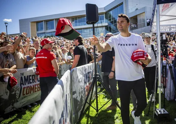Charlie Kirk &egrave; gi&agrave; un martire Maga? La sua morte prova che la guerra culturale (per Trump &ldquo;un guerriero della verit&agrave;&rdquo;) si &egrave; spinta oltre i confini delle idee. E se c'&egrave; lo scontro fisico...