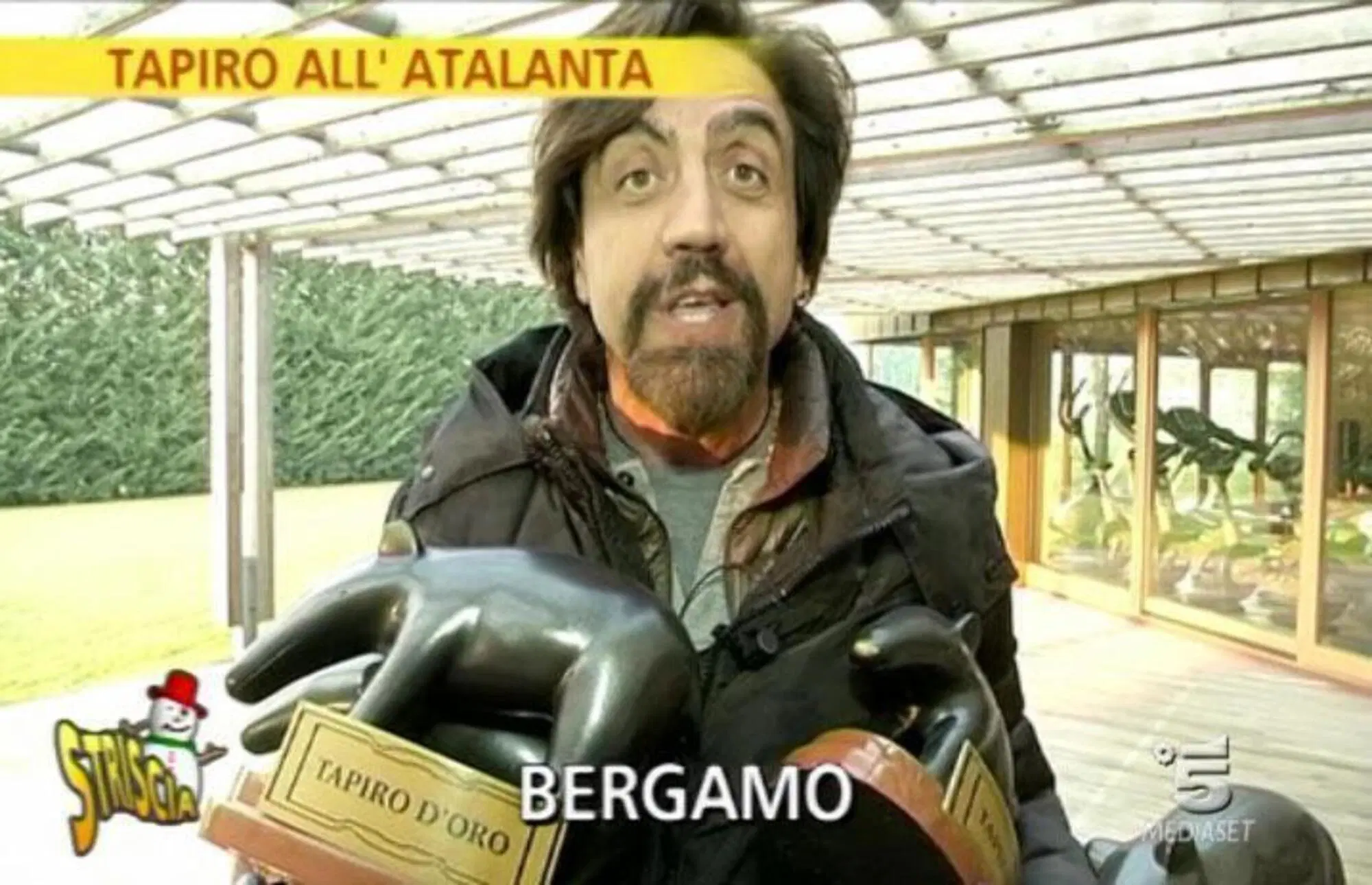 Valerio Staffelli consegna Tapiro