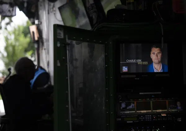 Hanno ucciso Charlie Kirk! Charlie chi? E i lecchini di Trump in Italia si disperano senza nemmeno sapere chi fosse