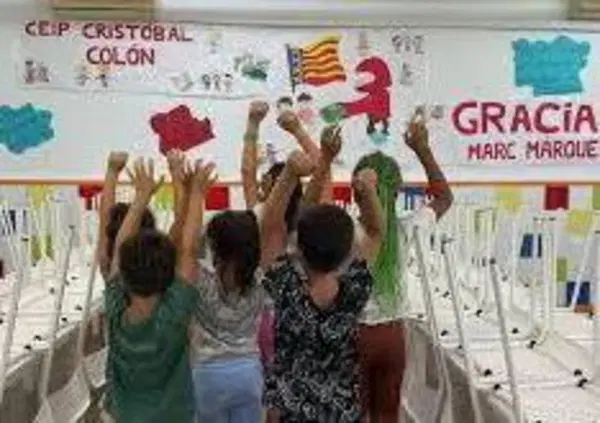 Sembrava un finto Marc Marquez, invece era quello vero: tre futuristiche mense scolastiche per Benet&uacute;sser e "niente soldi"