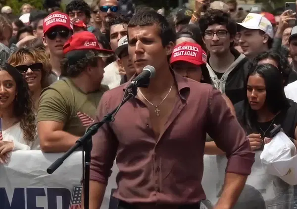 Ma chi &egrave; quel romanaccio nel video virale che parlava con Charlie Kirk? Lorenzo Caccialupi, non &ldquo;Un americano a Roma&rdquo;, ma &ldquo;Un romano in America&rdquo;...