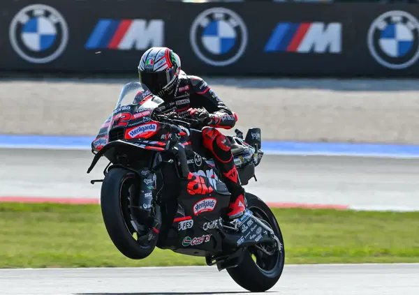 Il mirabolante venerd&igrave; di Marco Bezzecchi a Misano: &ldquo;Con Pecco ci rompiamo il ca**o. Dare la scia a Mart&iacute;n? Niente di pianificato, niente da aspettarsi in cambio&rdquo;