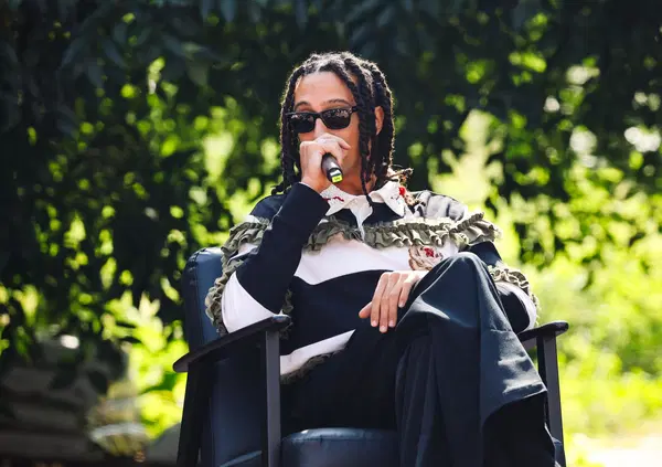 Ghali back to school: da sfigato bullizzato a rapper di successo, il cantante torna tra i banchi della sua vecchia scuola e incontra le nuove leve