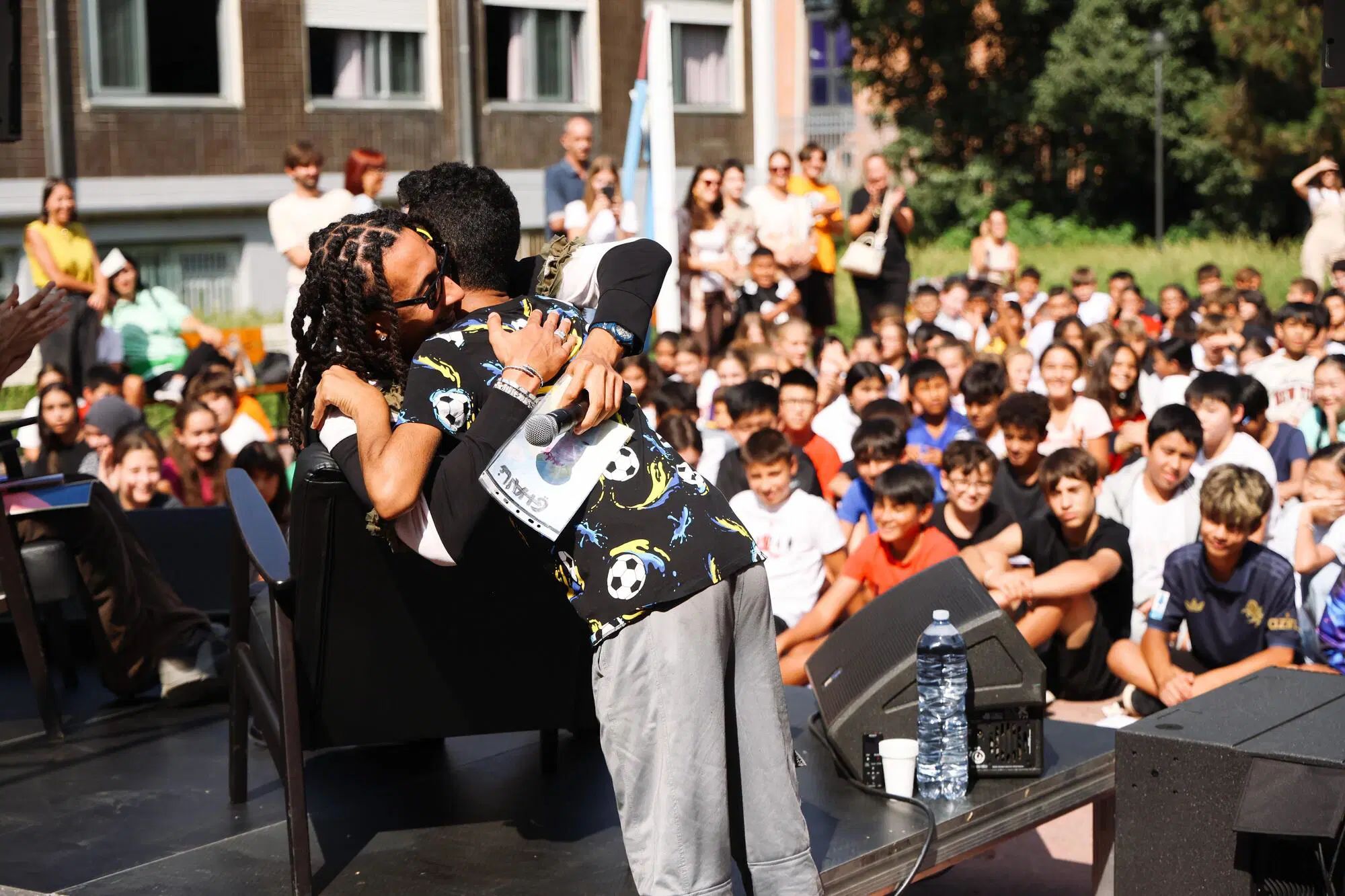 ghali abbraccia bimbo ale bremec